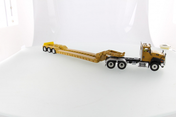 Cat CT660 тягач с  XL120 низкорамным HDG полуприцепом 1:50
