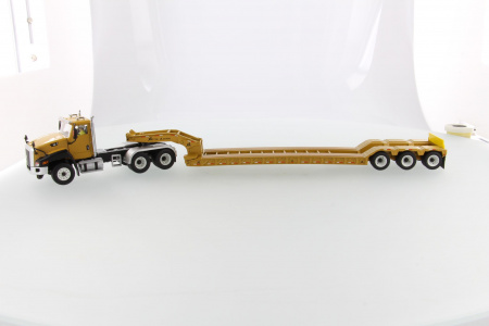 Cat CT660 тягач с  XL120 низкорамным HDG полуприцепом 1:50