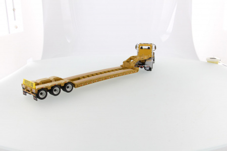 Cat CT660 тягач с  XL120 низкорамным HDG полуприцепом 1:50