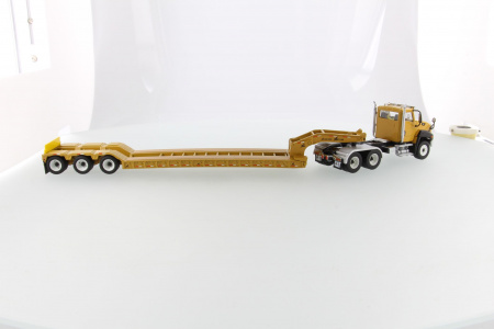 Cat CT660 тягач с  XL120 низкорамным HDG полуприцепом 1:50