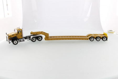 Cat CT660 тягач с  XL120 низкорамным HDG полуприцепом 1:50