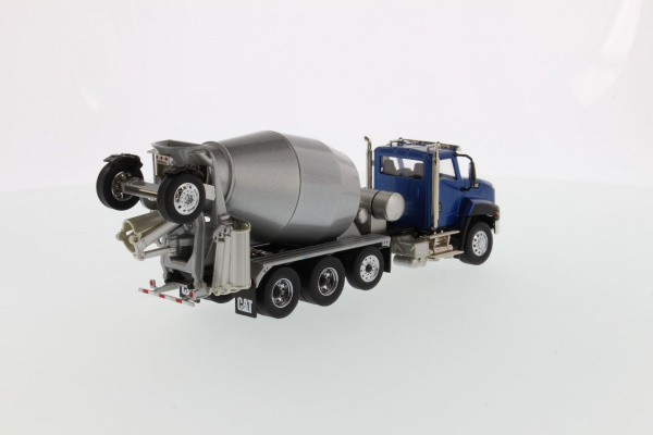 Cat CT660 тягач с 3-осным McNeilus миксером 1:50