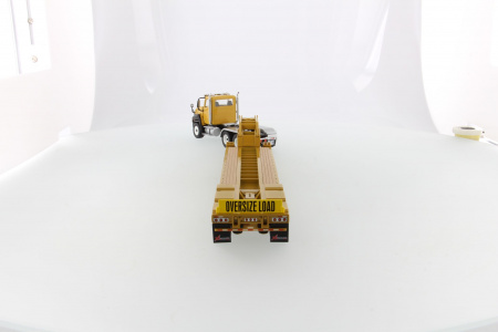 Cat CT660 тягач с  XL120 низкорамным HDG полуприцепом 1:50