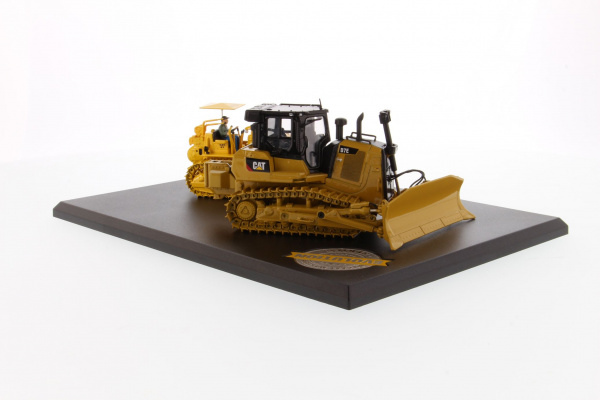 Cat D7C гусеничный трактор с Cat D7E электрическим гусеничным трактором (с буклетом об истории) 1:50
