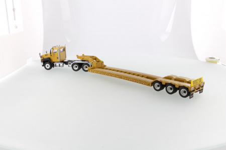 Cat CT660 тягач с  XL120 низкорамным HDG полуприцепом 1:50