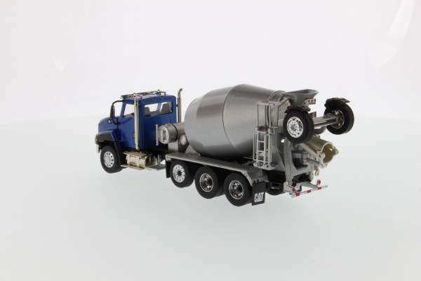 Cat CT660 тягач с 3-осным McNeilus миксером 1:50