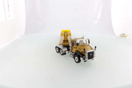 Cat CT660 тягач с  XL120 низкорамным HDG полуприцепом 1:50