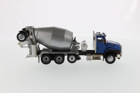 Cat CT660 тягач с 3-осным McNeilus миксером 1:50