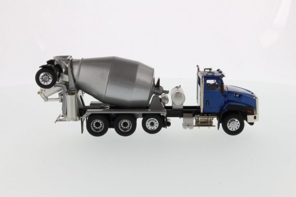 Cat CT660 тягач с 3-осным McNeilus миксером 1:50